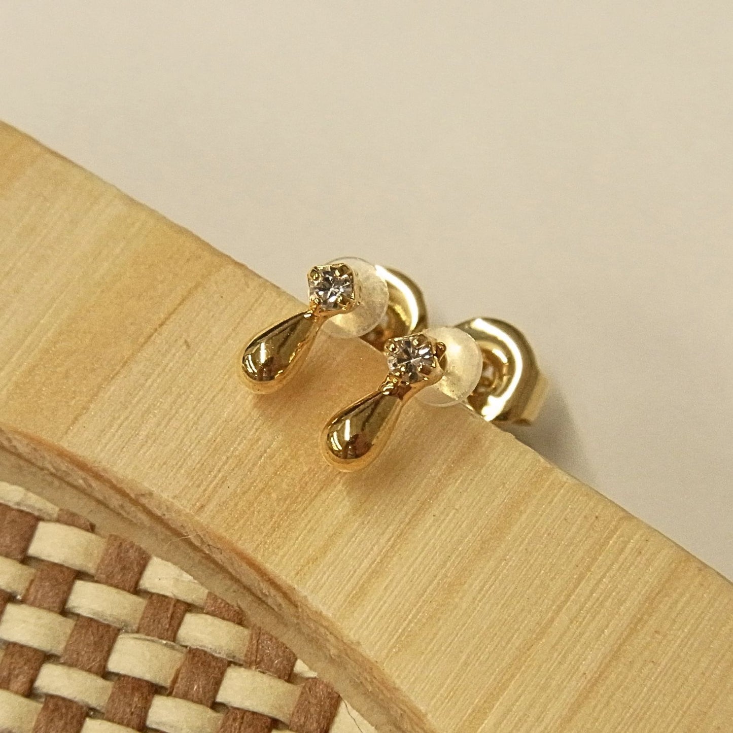 K18post プチティアドロップスタッドピアス