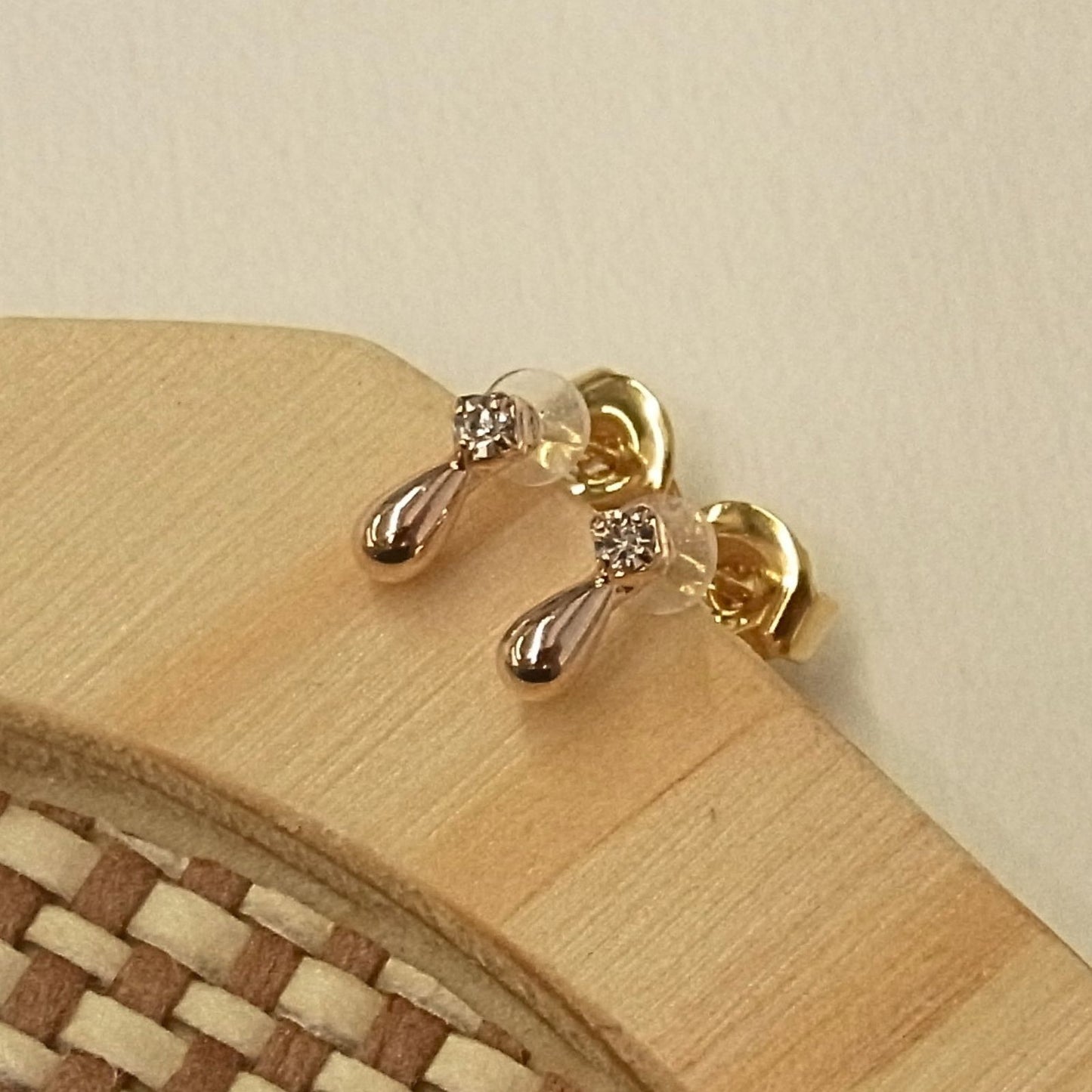 K18post プチティアドロップスタッドピアス