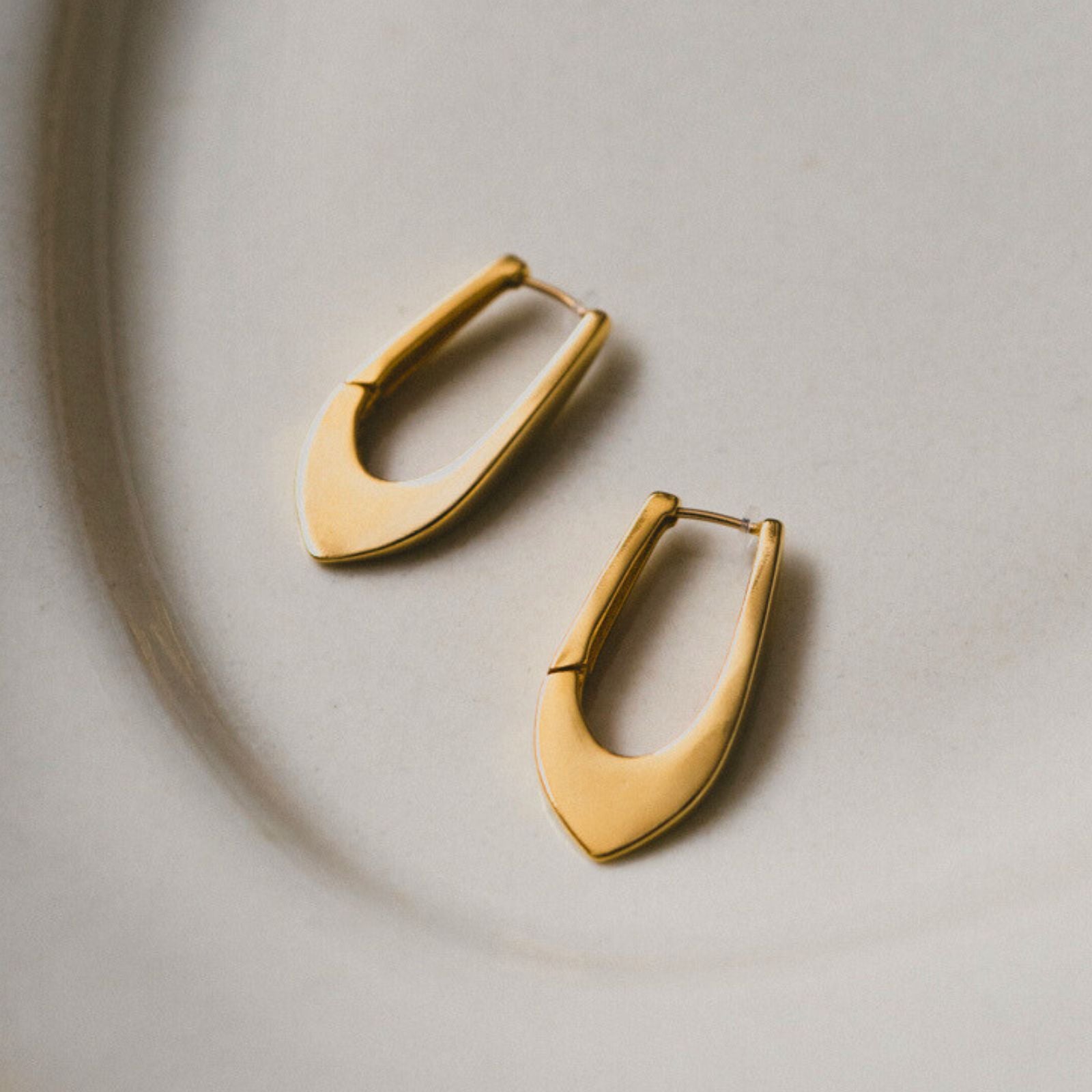 K18post シェイプフープピアス