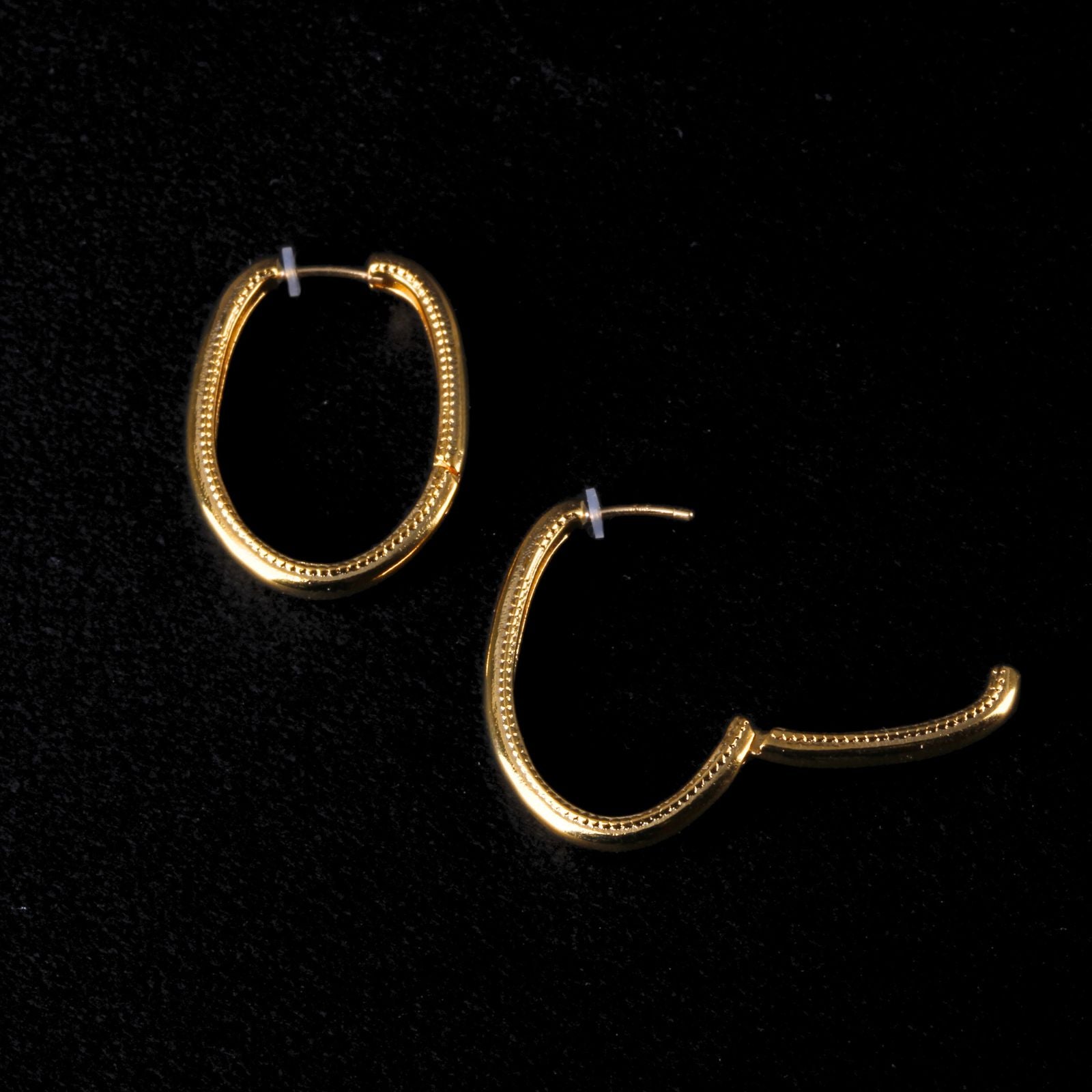 K18post ドットラインオーバルフープピアス