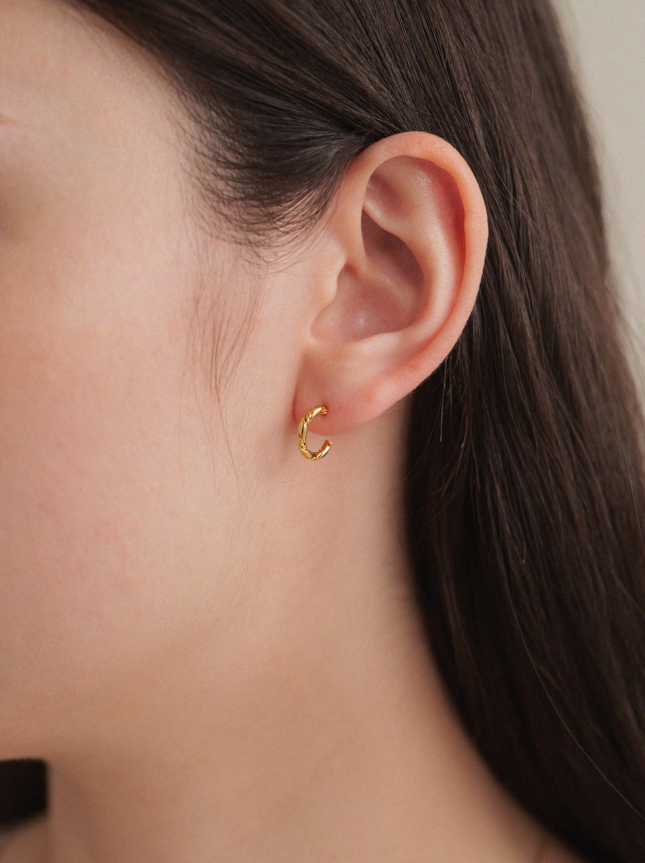 K18post テクスチャーフープピアス