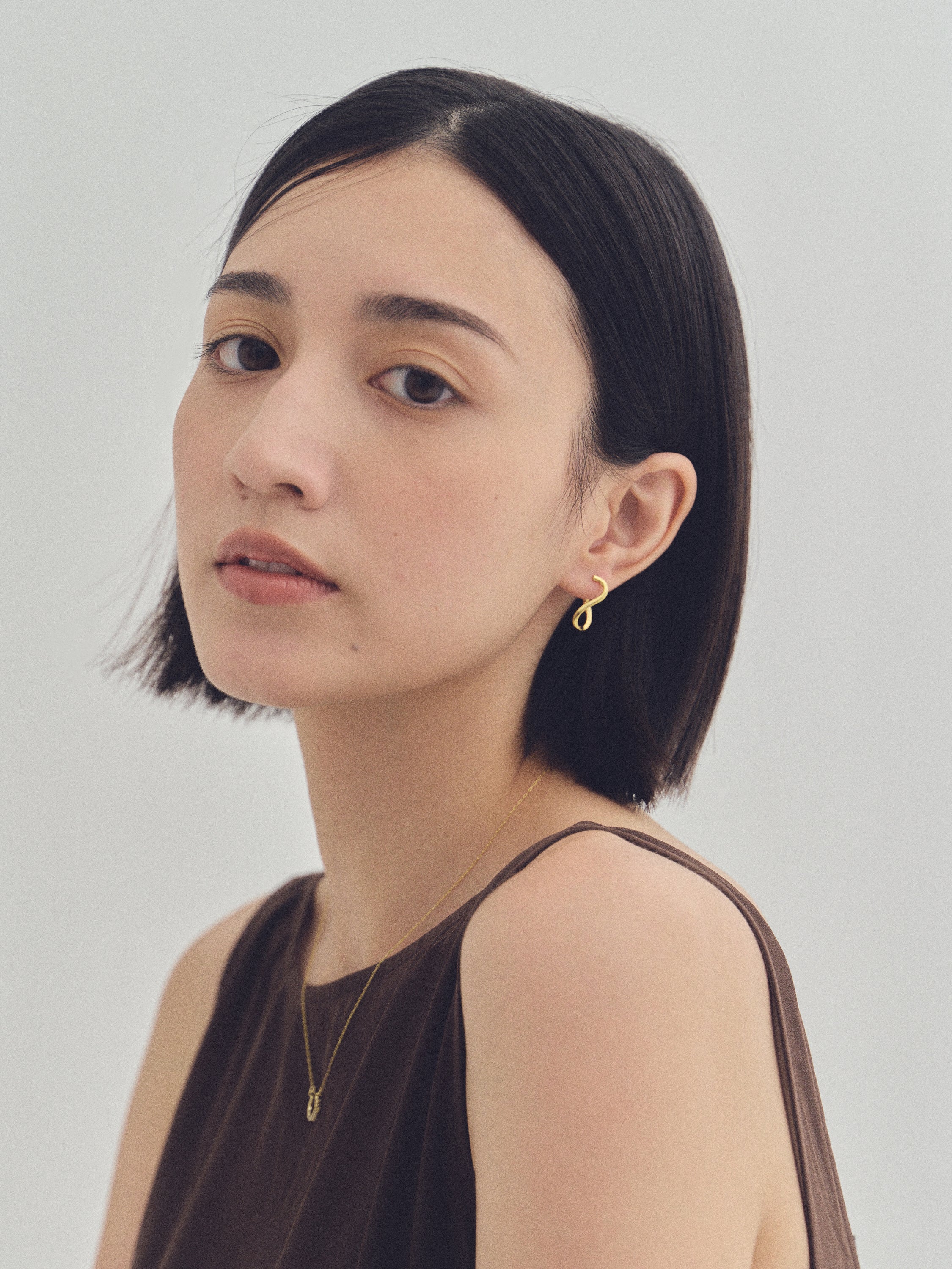 K18post ツイステッドフープピアス