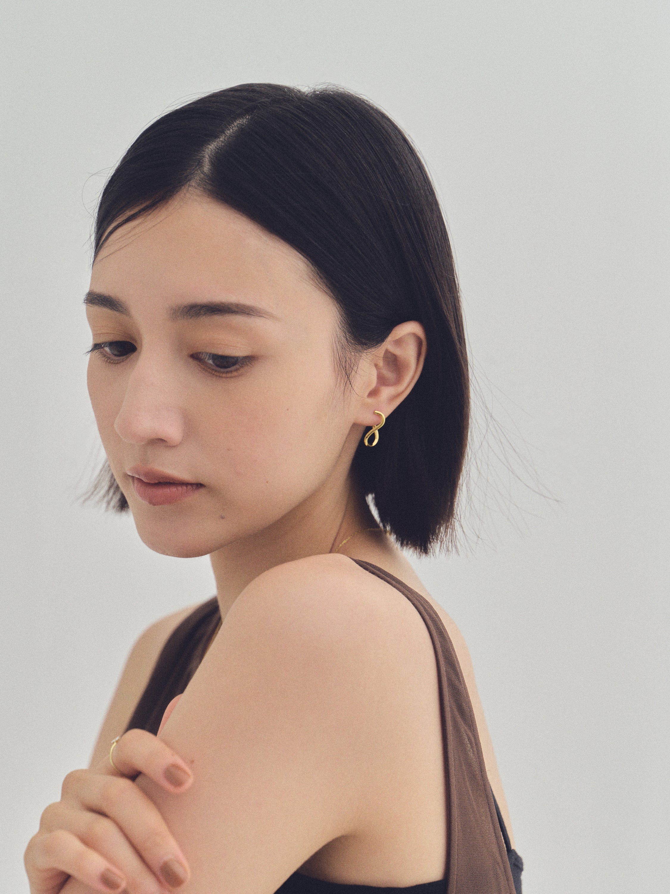 K18post ツイステッドフープピアス