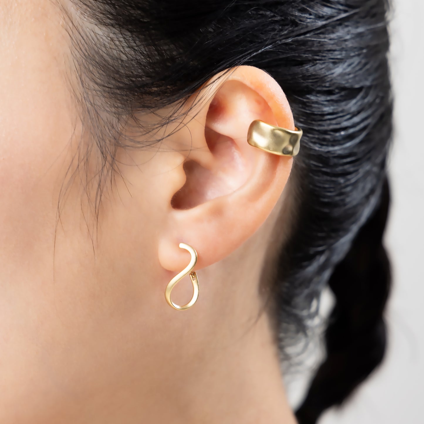 K18post ツイステッドフープピアス