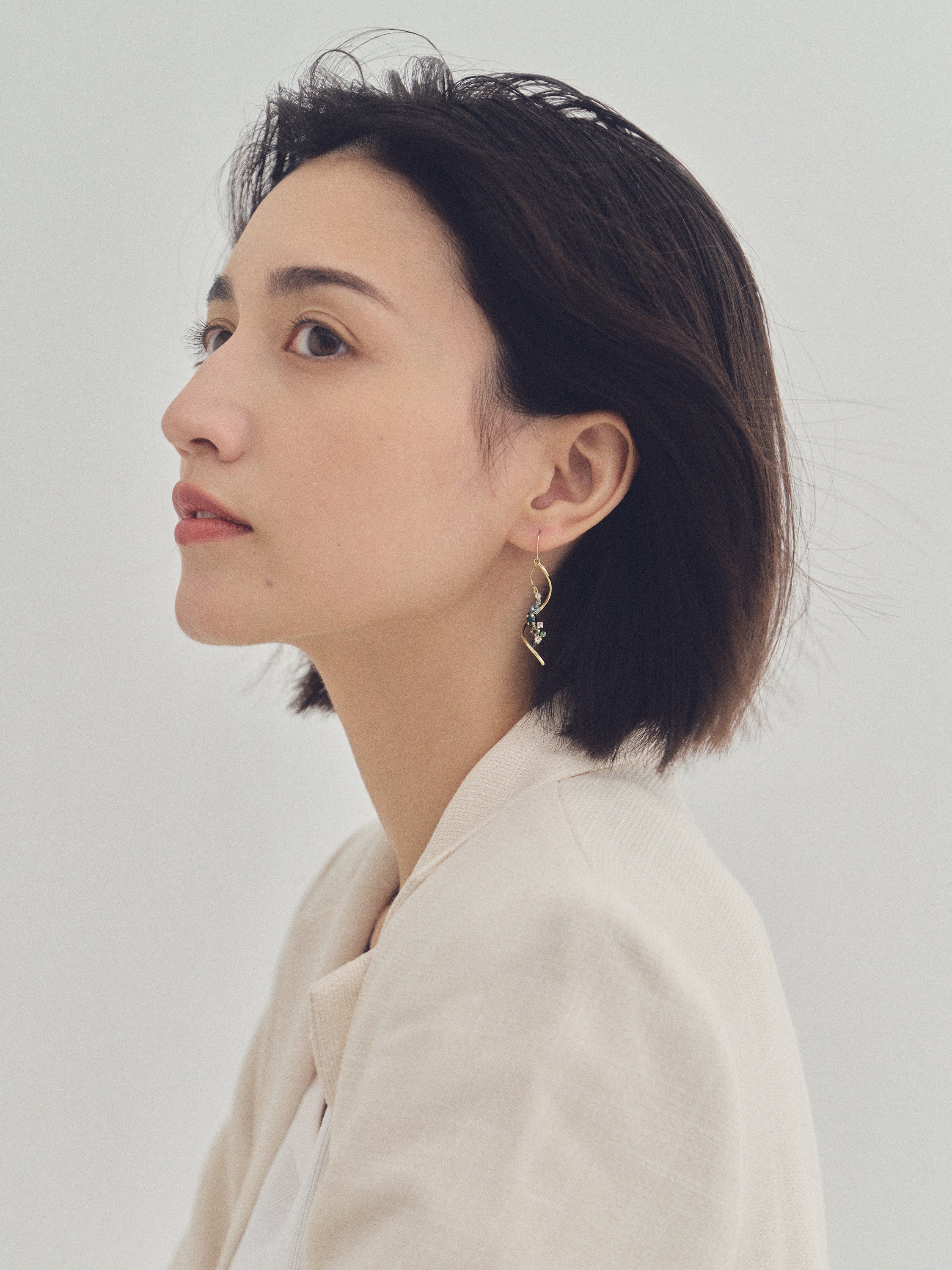 Preciosa Crystals アシンメトリーフックピアス