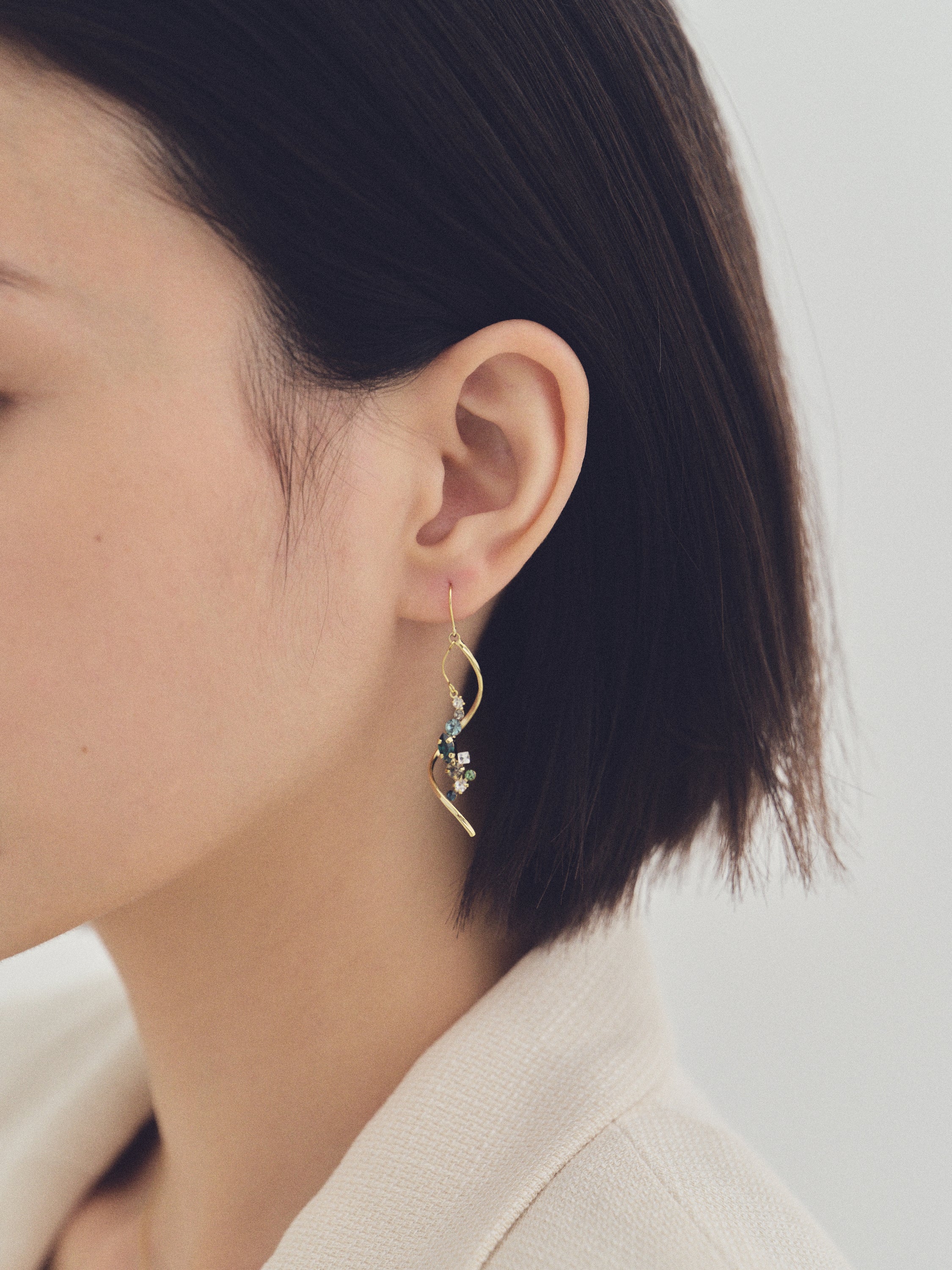 Preciosa Crystals アシンメトリーフックピアス