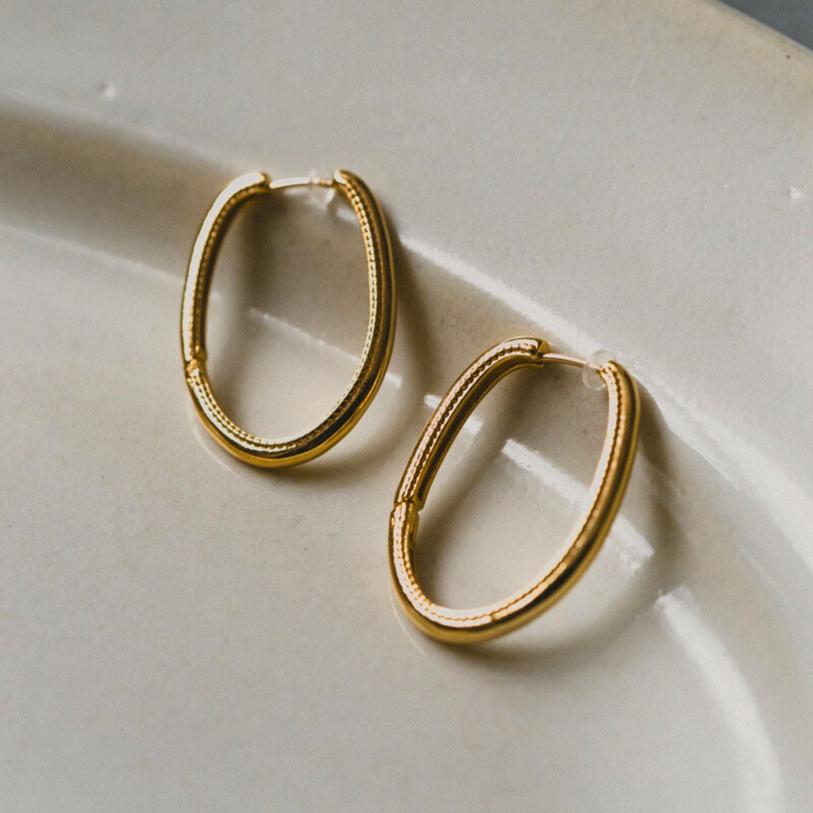 K18post   ドットラインオーバルフープピアス