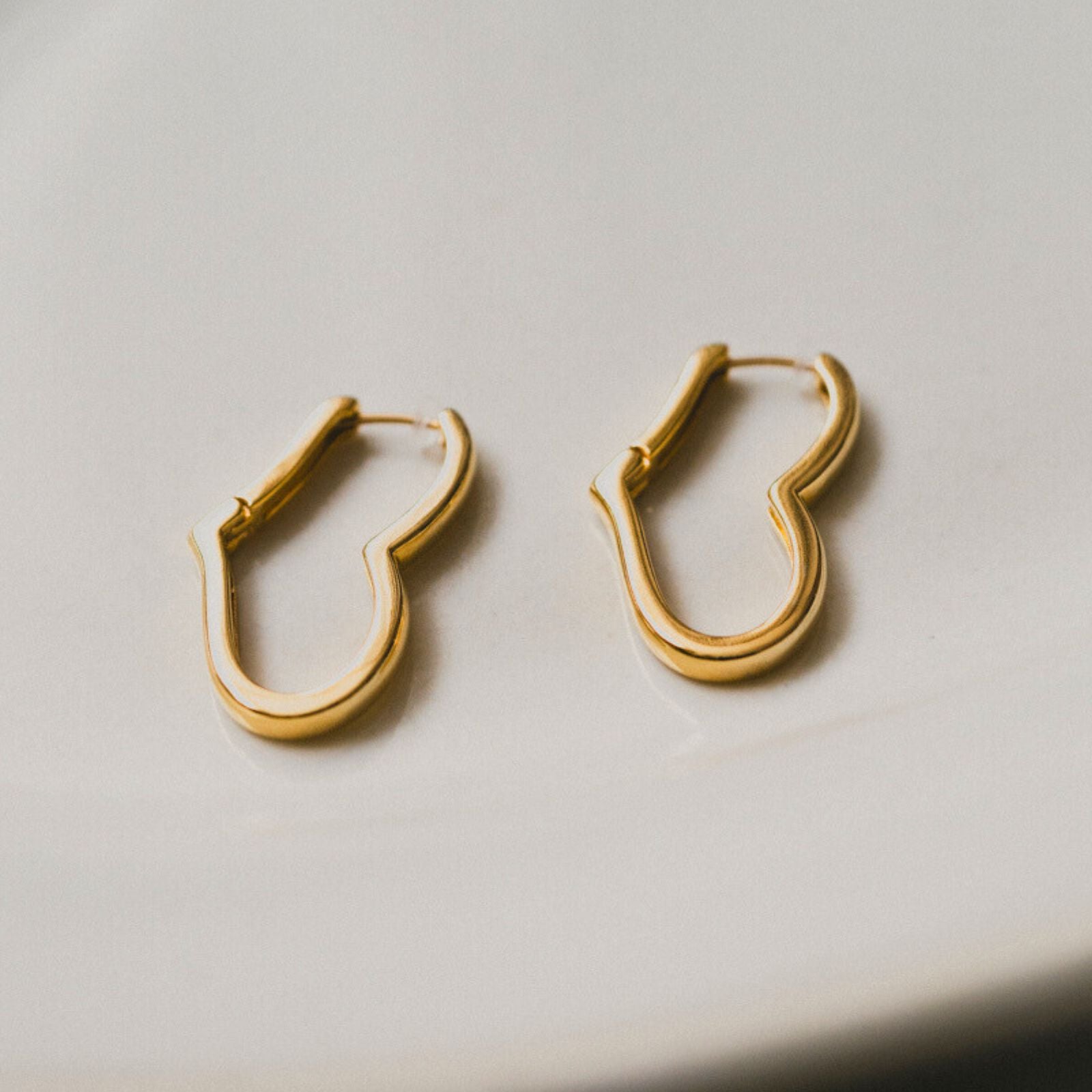 K18post   ハートシルエットフープピアス