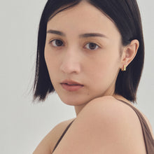 K18post スクエアフープピアス