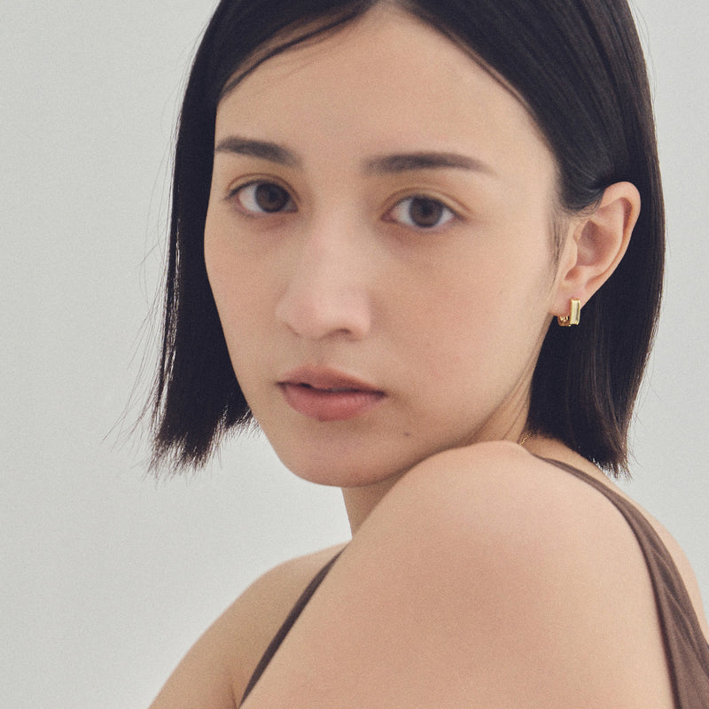 K18post スクエアフープピアス