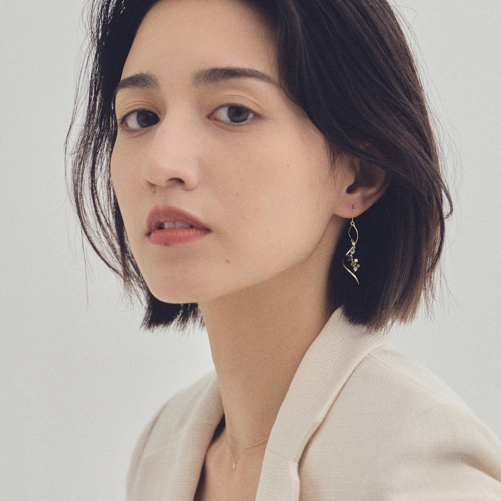 Preciosa Crystals アシンメトリーフックピアス