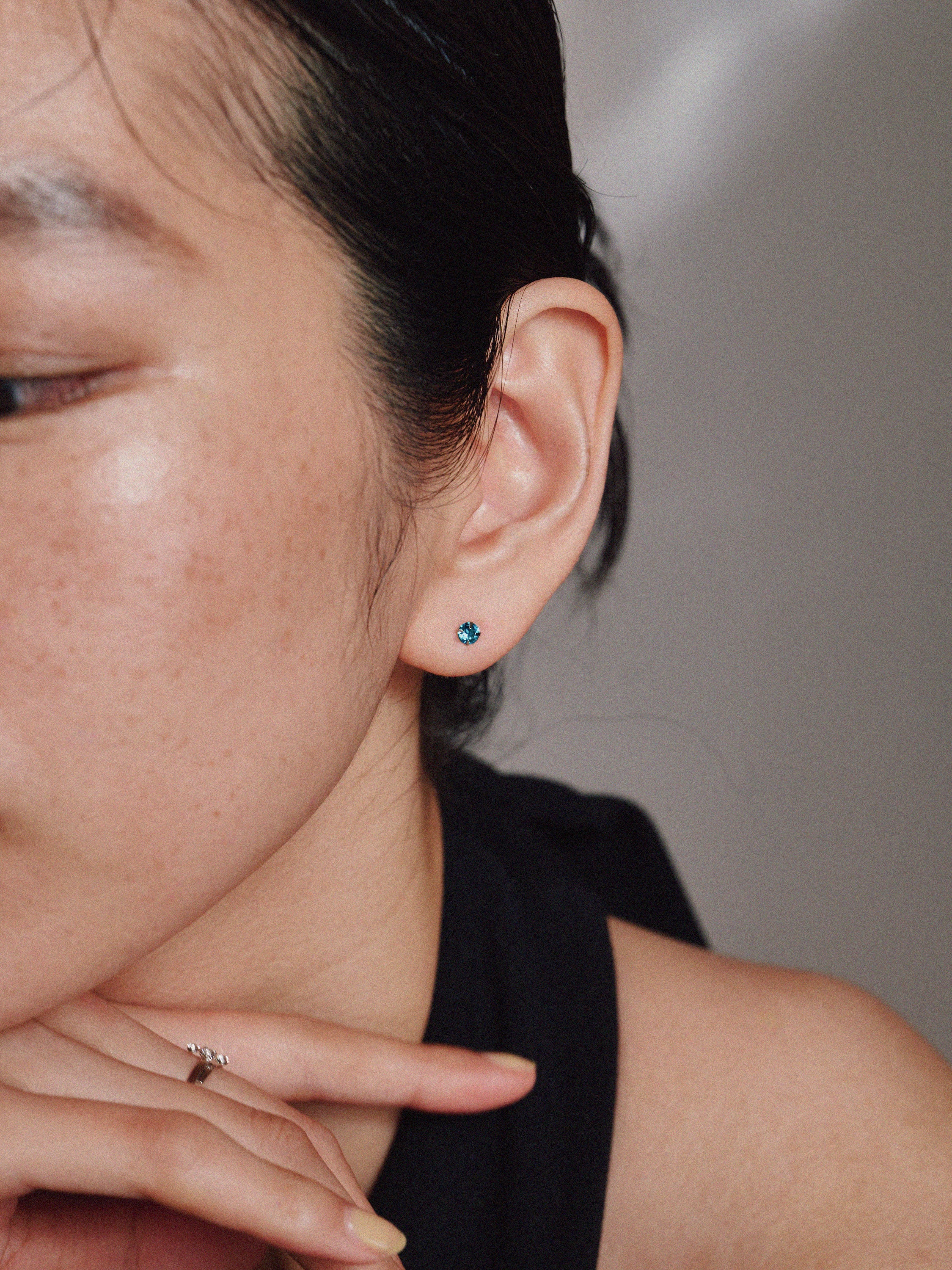 22カラー×2サイズ Preciosa Crystal ワンポイントピアス