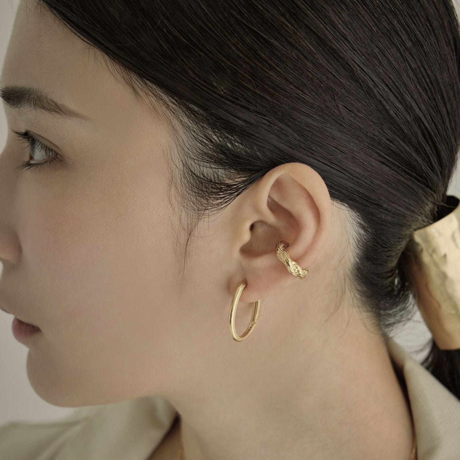 K18post   ドットラインオーバルフープピアス