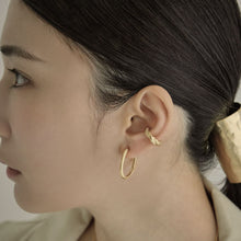 K18post   ドットラインオーバルフープピアス