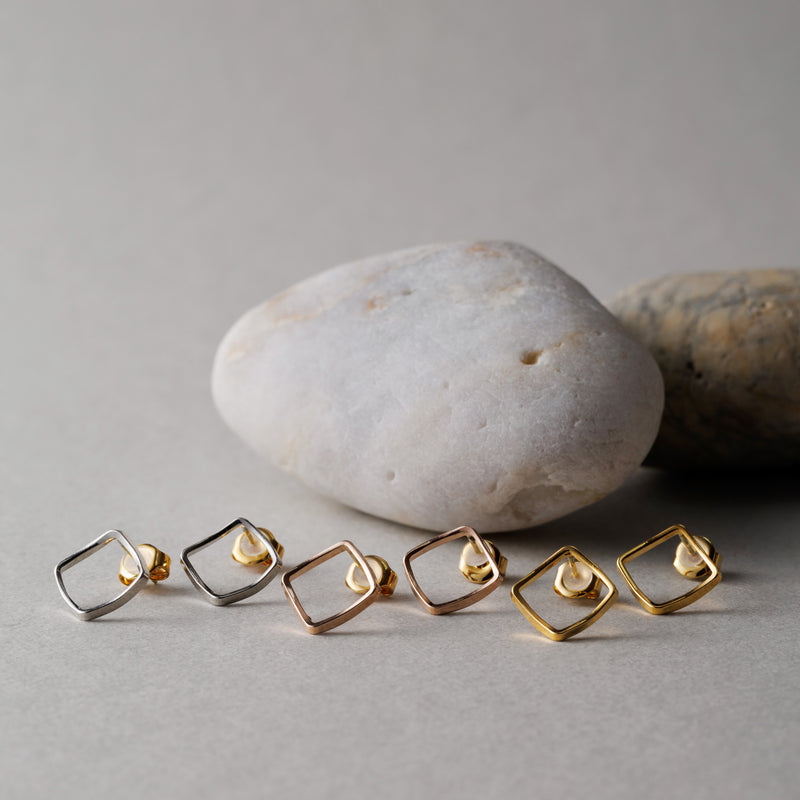 K18post スクエアフレームピアス