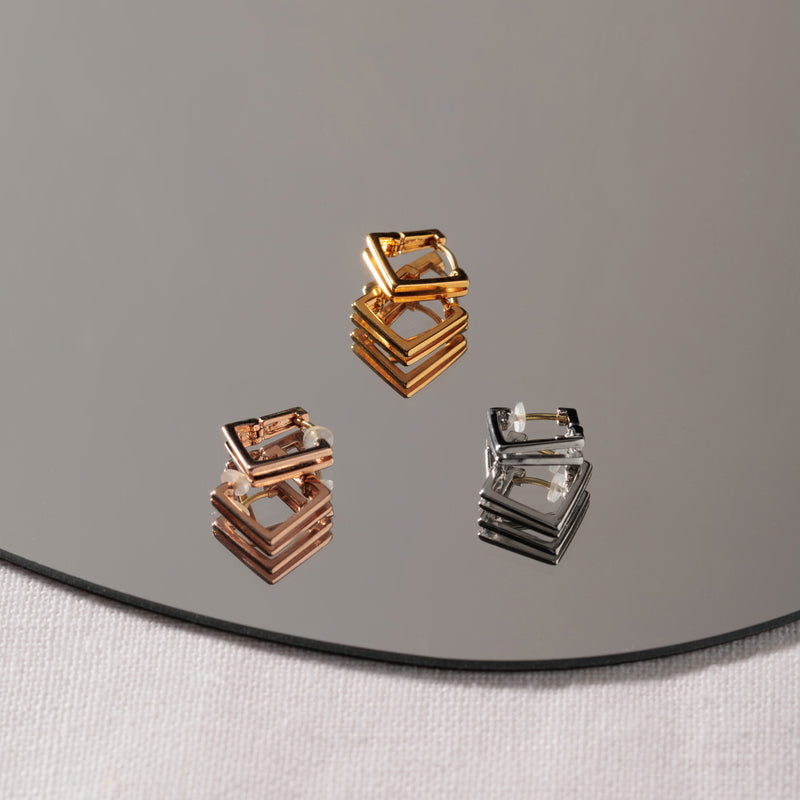 K18post スクエアフレームフープピアス