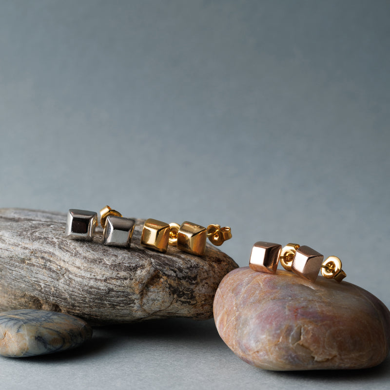 K18post クラフトトラぺゾイドピアス