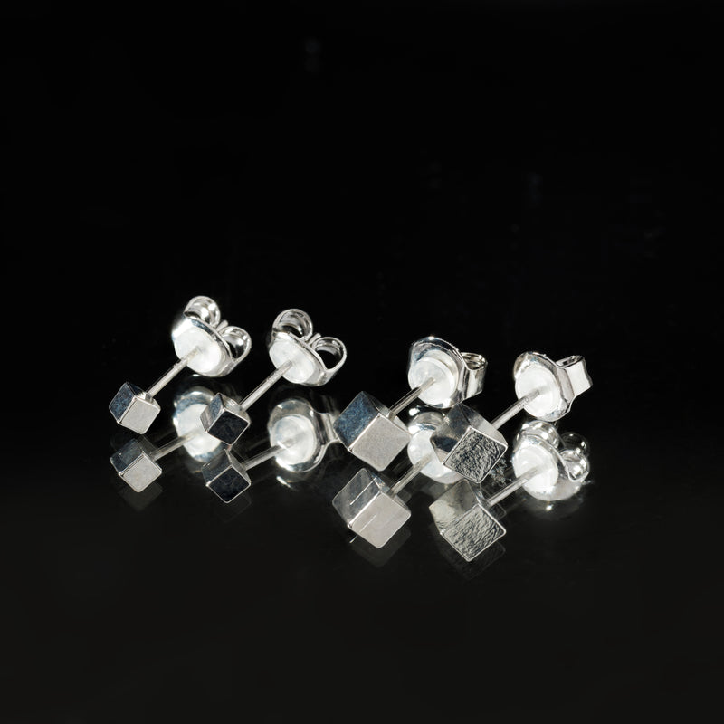 Pt900post メタルキューブピアス 2サイズ