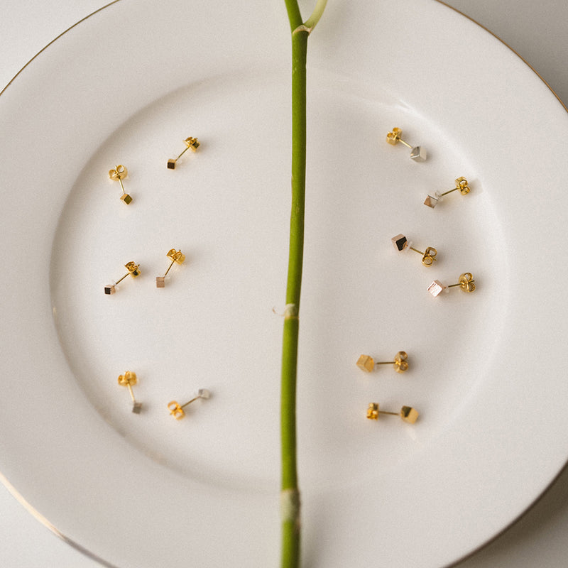 K18post キューブピアス 2サイズ×3カラー