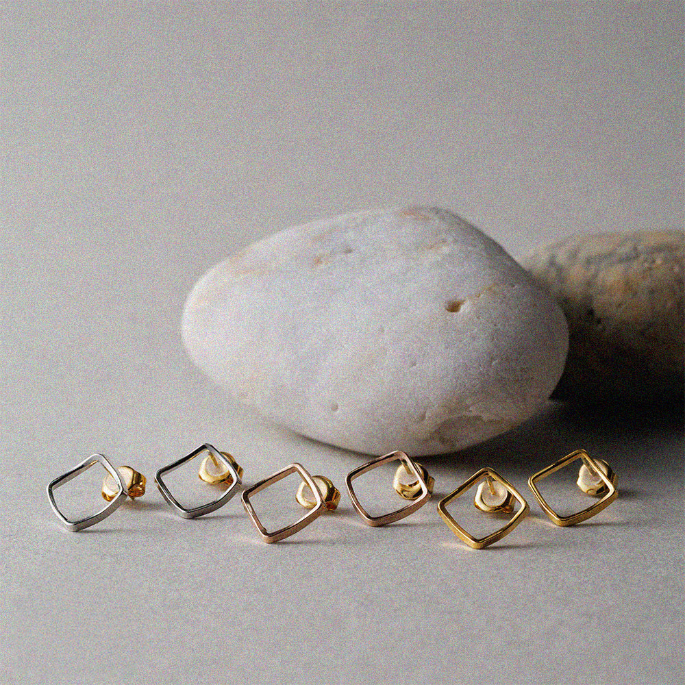 K18post スクエアフレームピアス