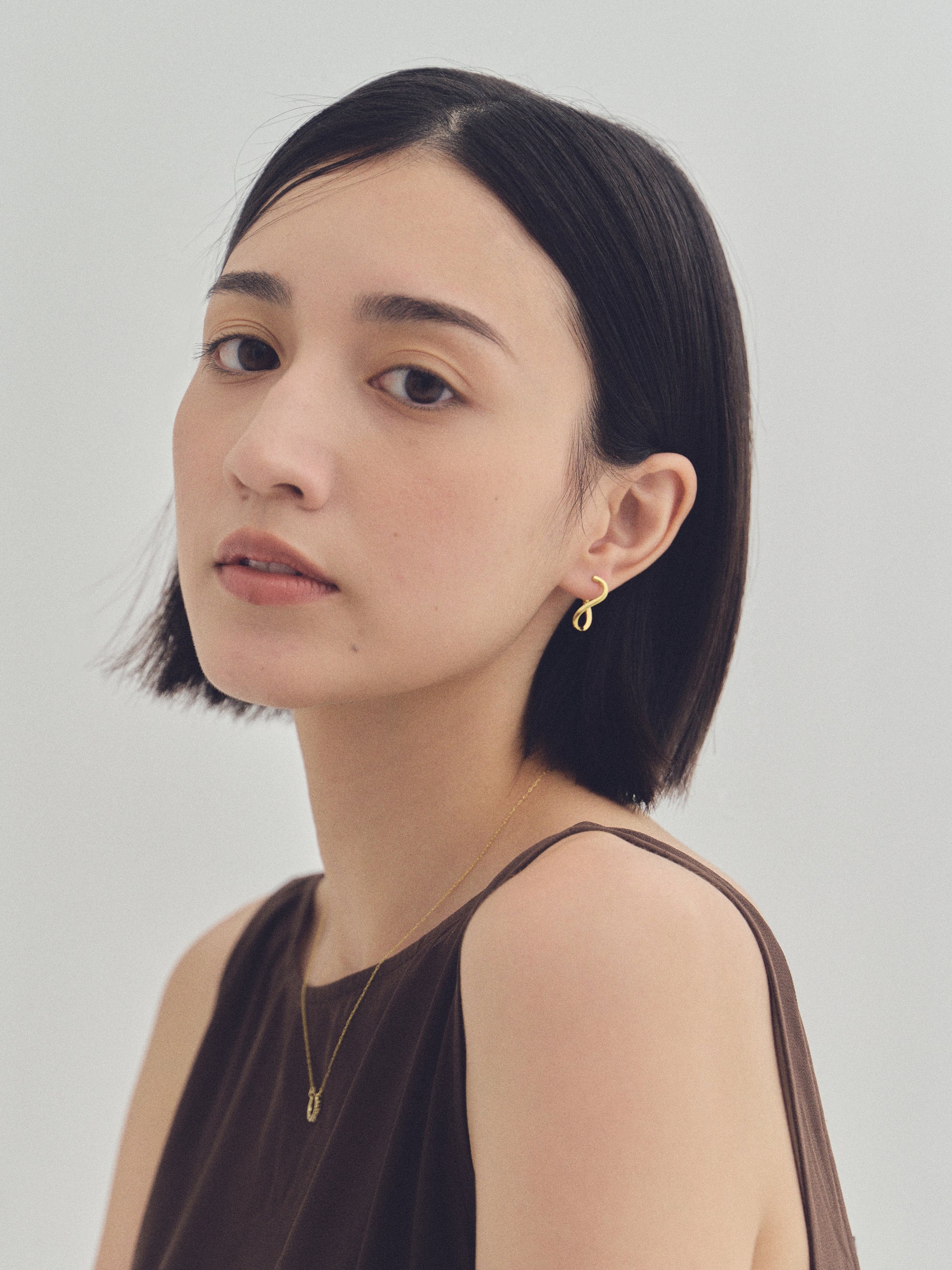 K18post ツイステッドフープピアス