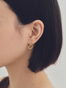 K18post ツイステッドフープピアス