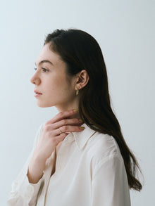 K18post オーバルラウンドフープピアス