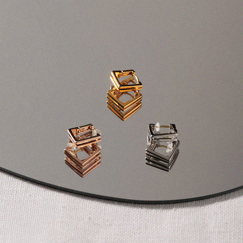 K18post スクエアフープピアス