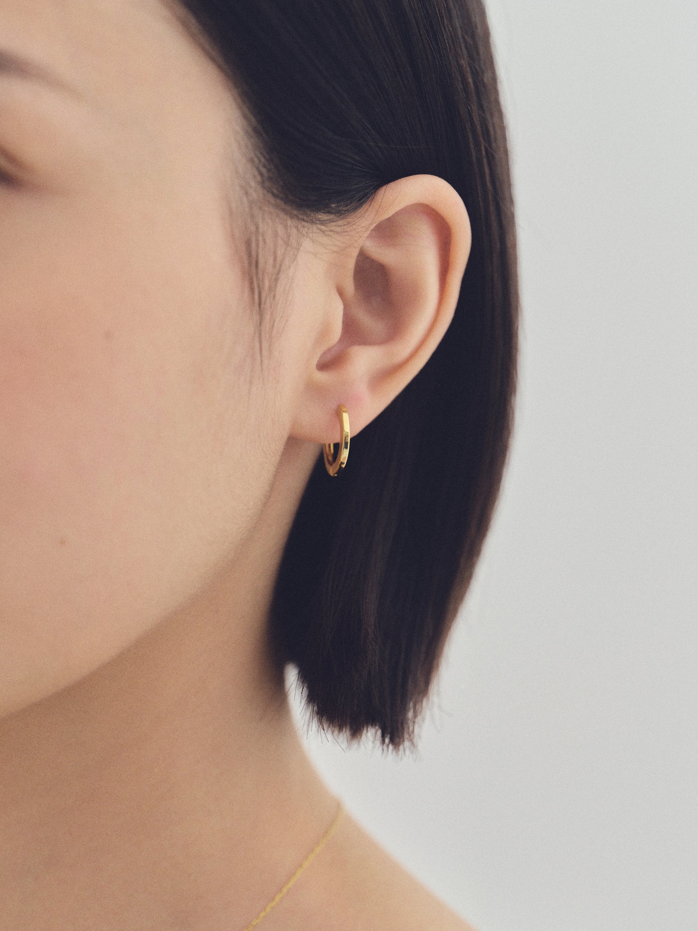 Pt900post フラットラウンドフープピアス | LOKUMI