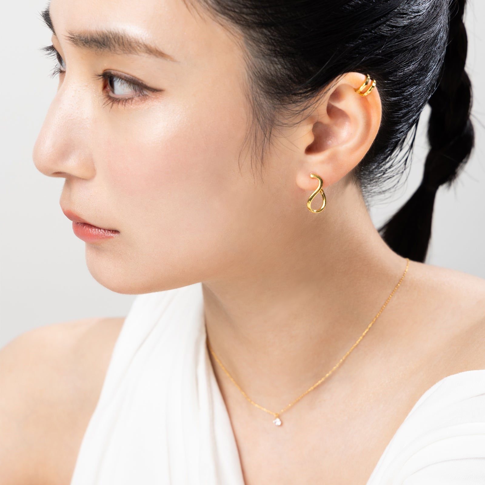 K18post ツイステッドフープピアス – LOKUMI
