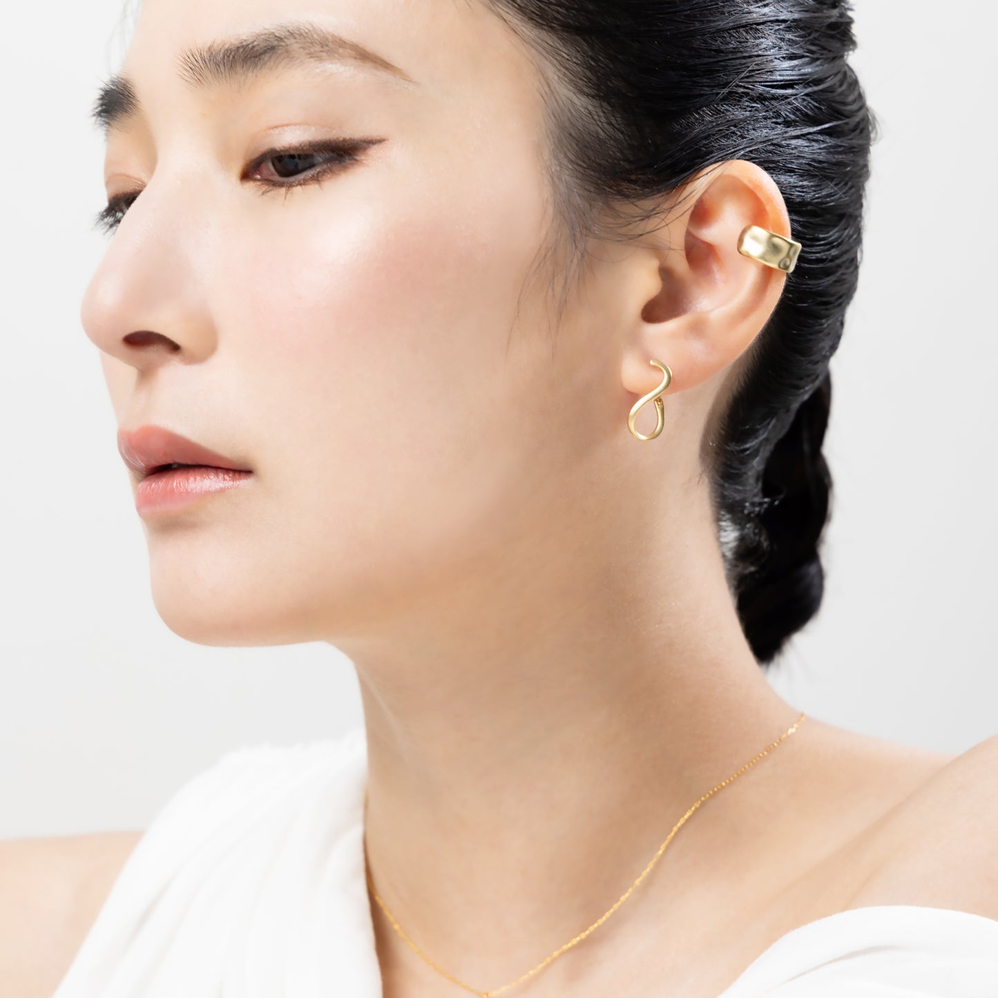 K18post ツイステッドフープピアス