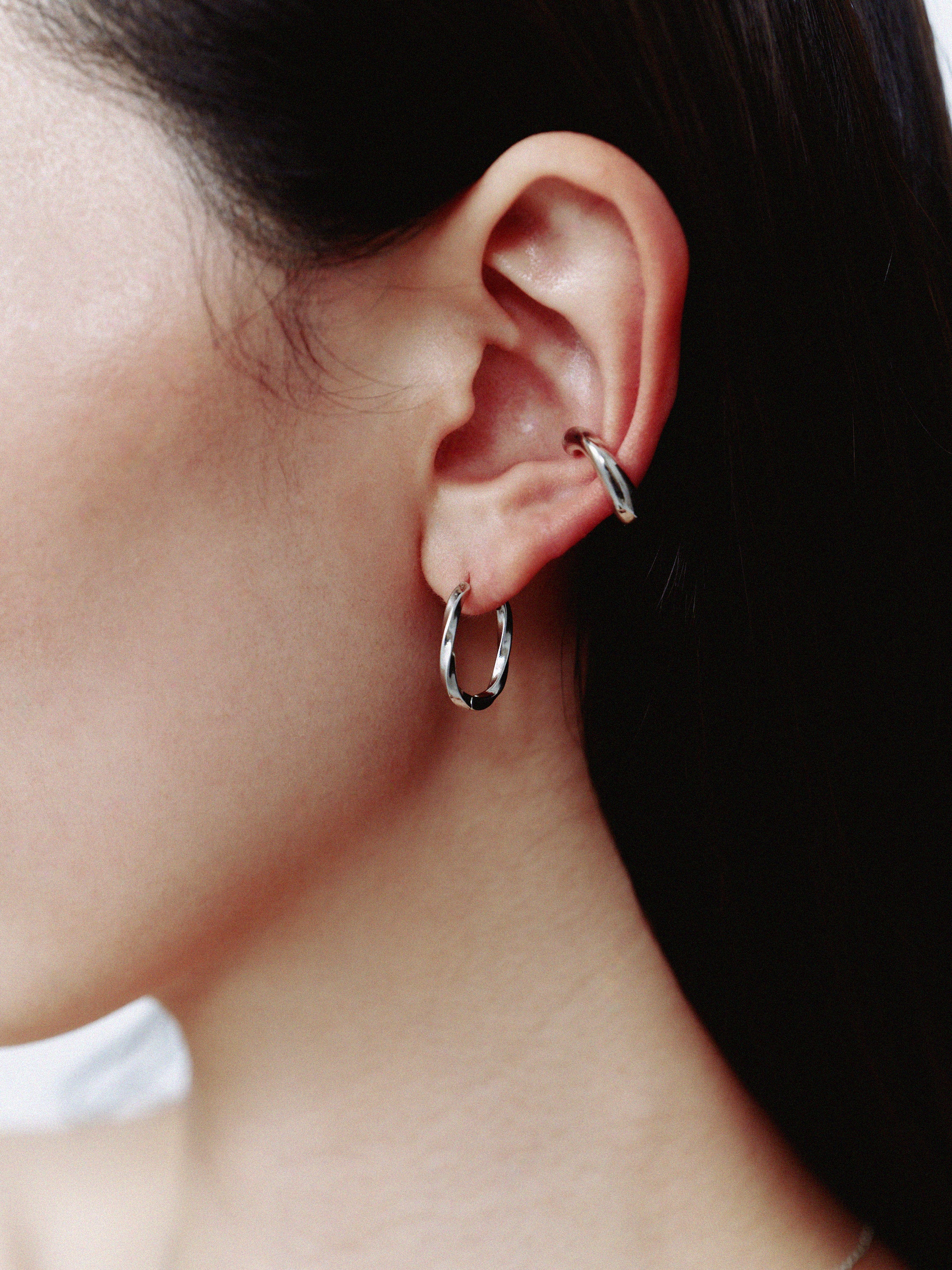 Pt900post メビウスフープピアス