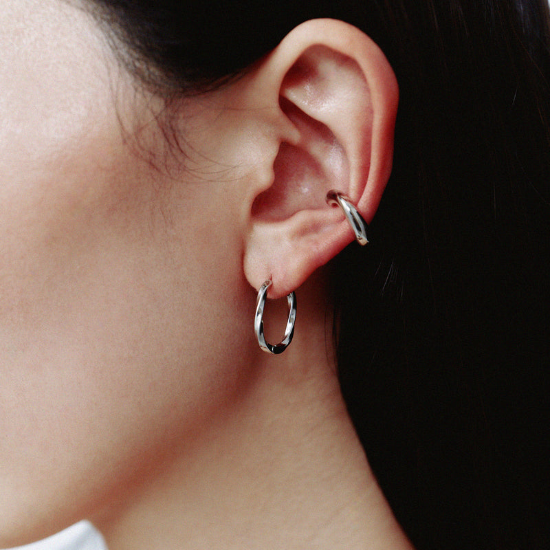 Pt900post メビウスフープピアス