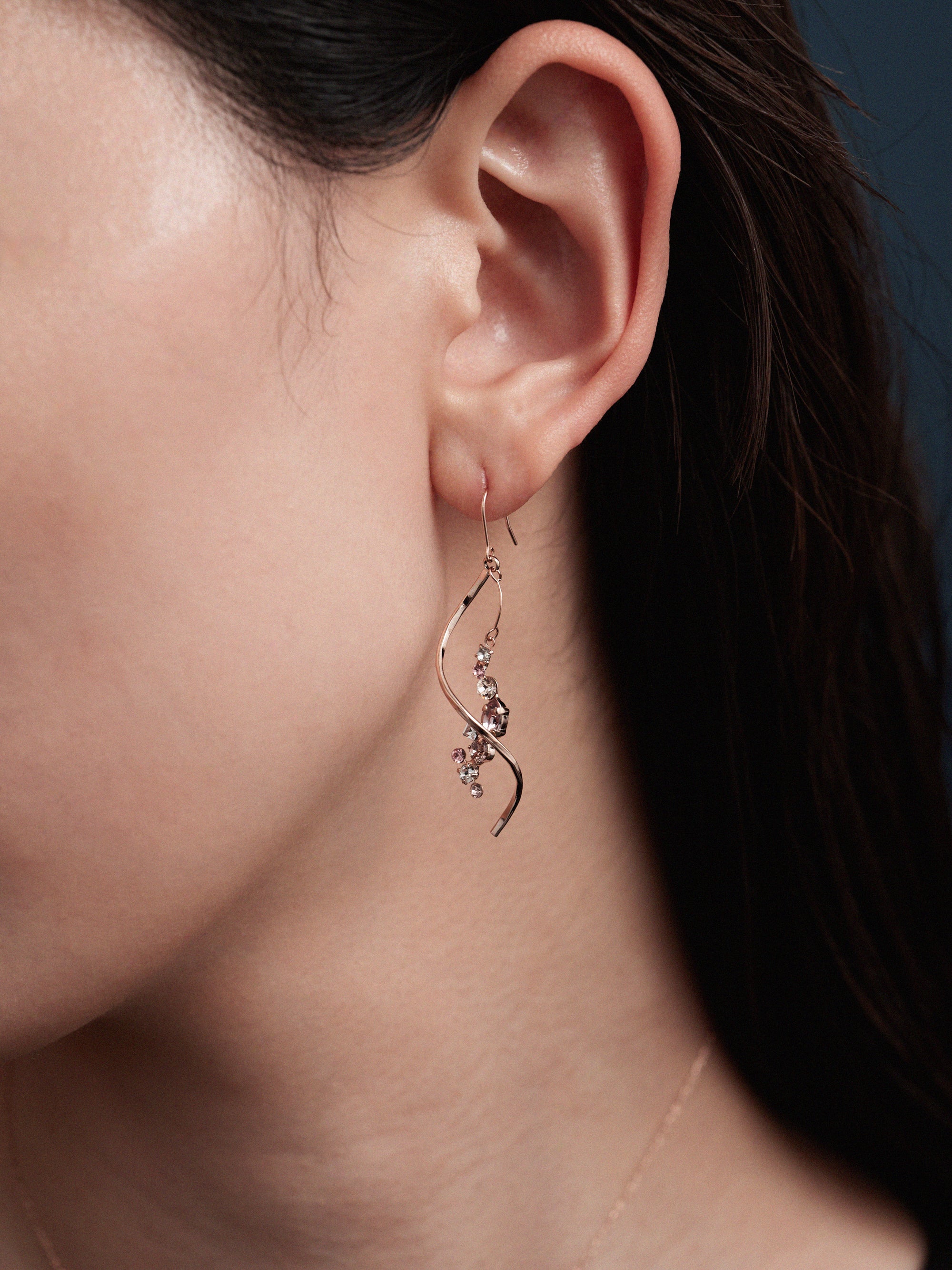 Preciosa Crystals アシンメトリーフックピアス