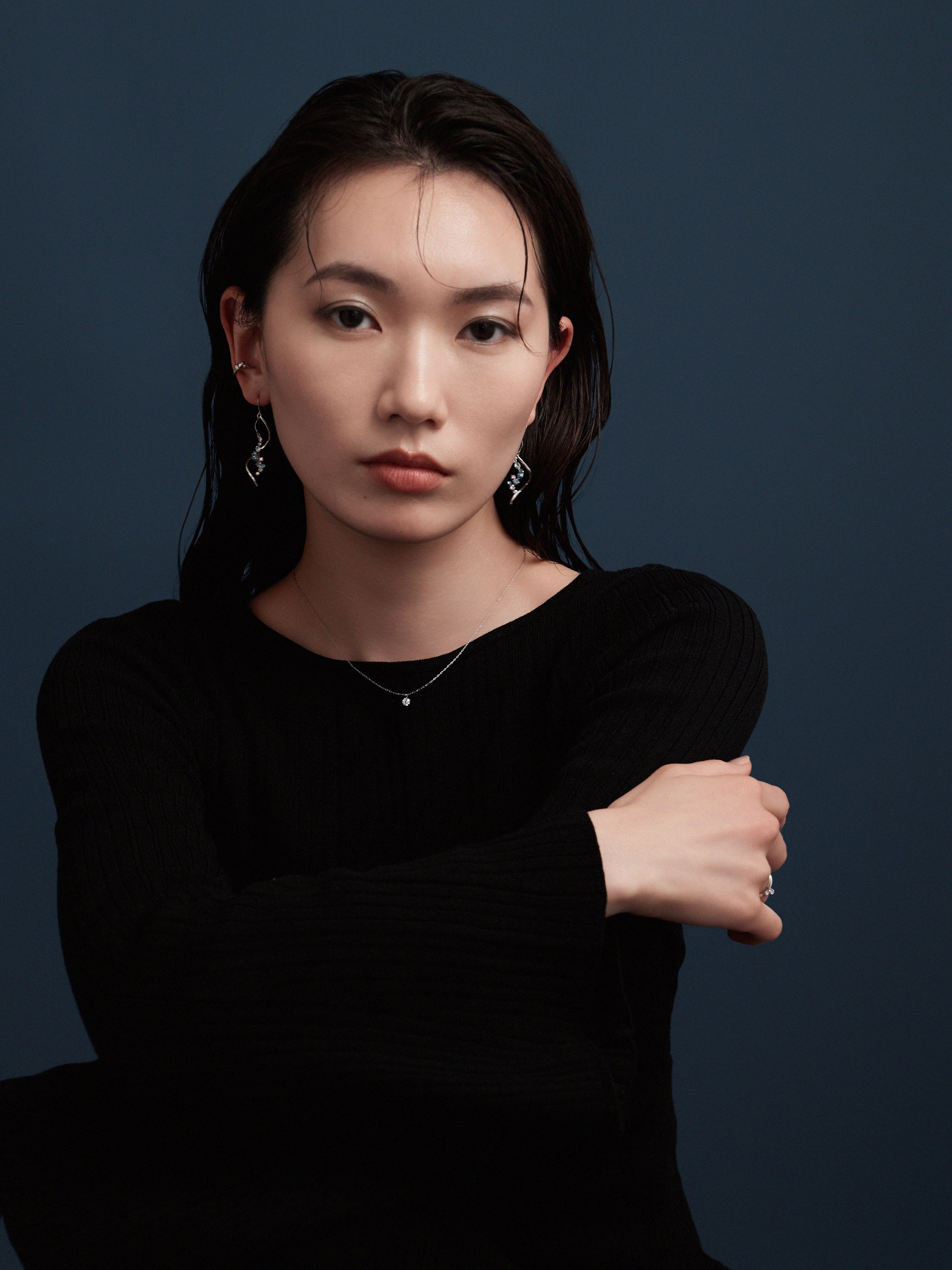 Preciosa Crystals アシンメトリーフックピアス