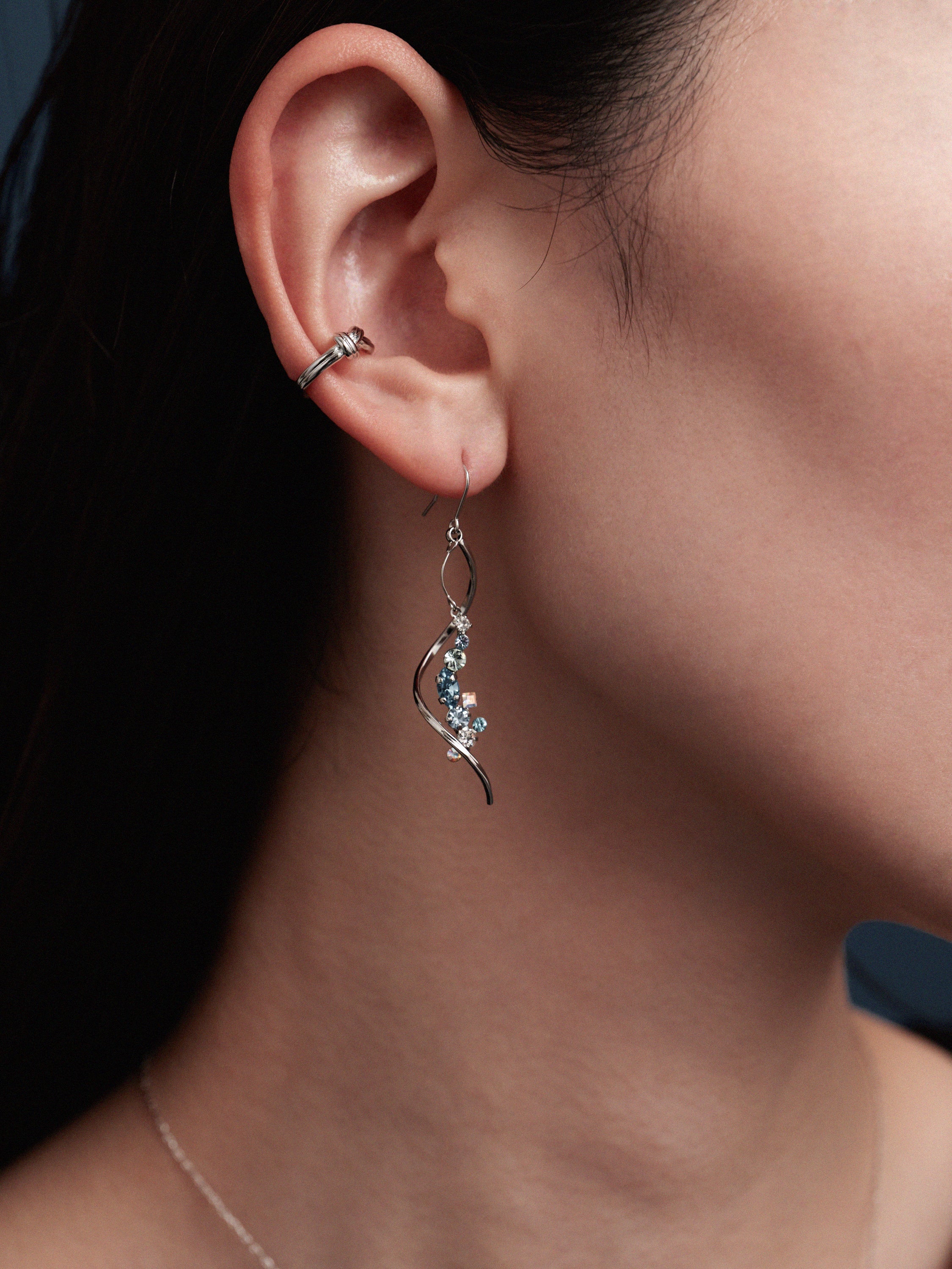 Preciosa Crystals アシンメトリーフックピアス