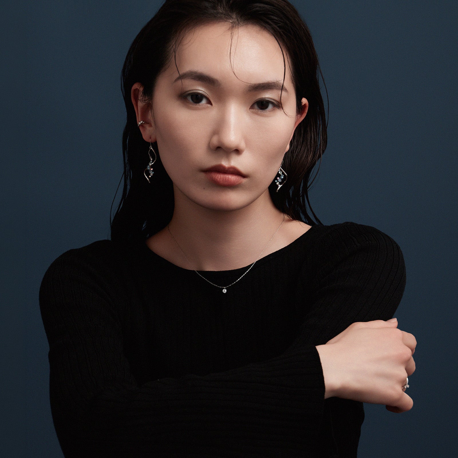 Preciosa Crystals アシンメトリーフックピアス