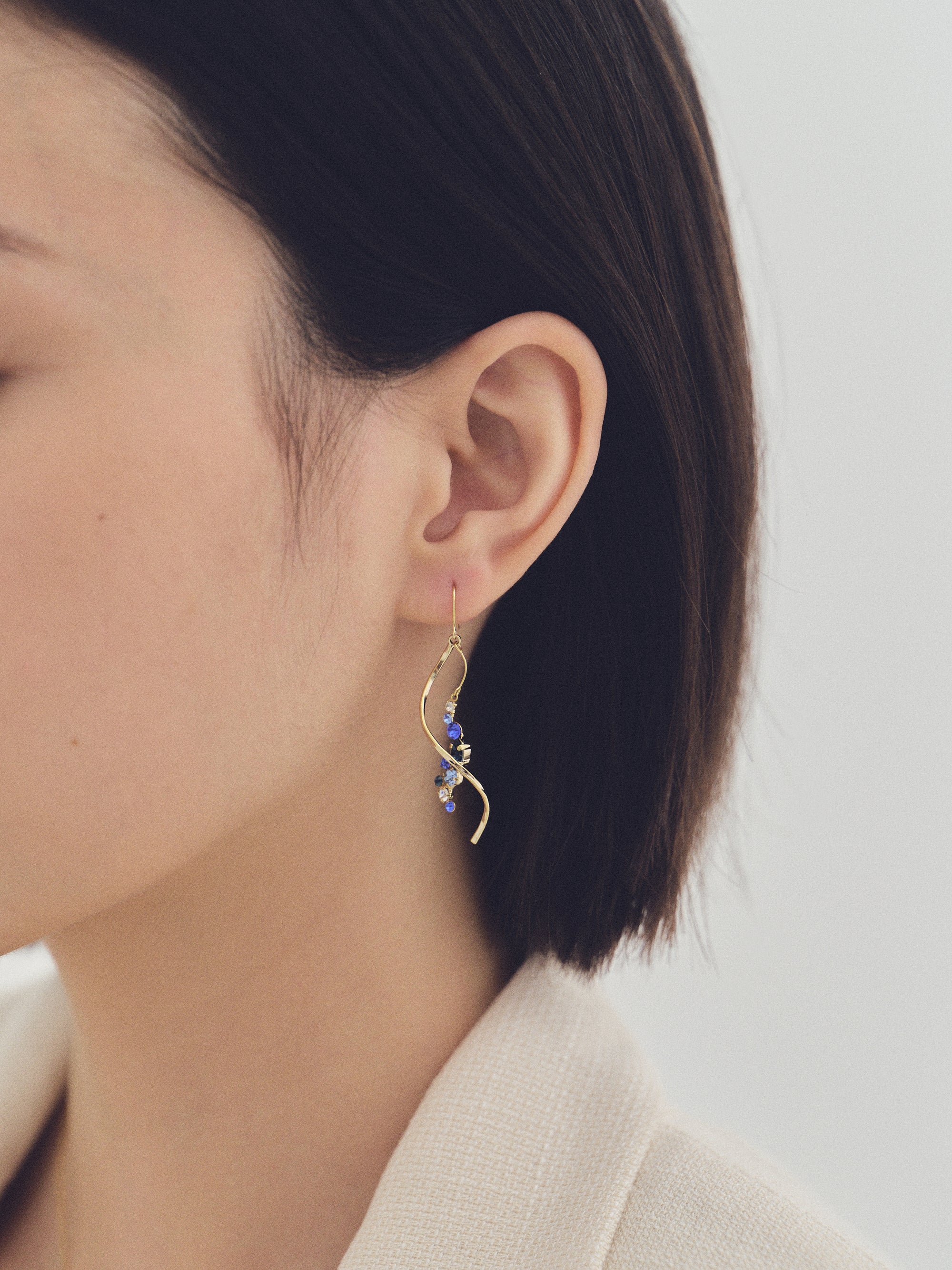 Preciosa Crystals アシンメトリーフックピアス