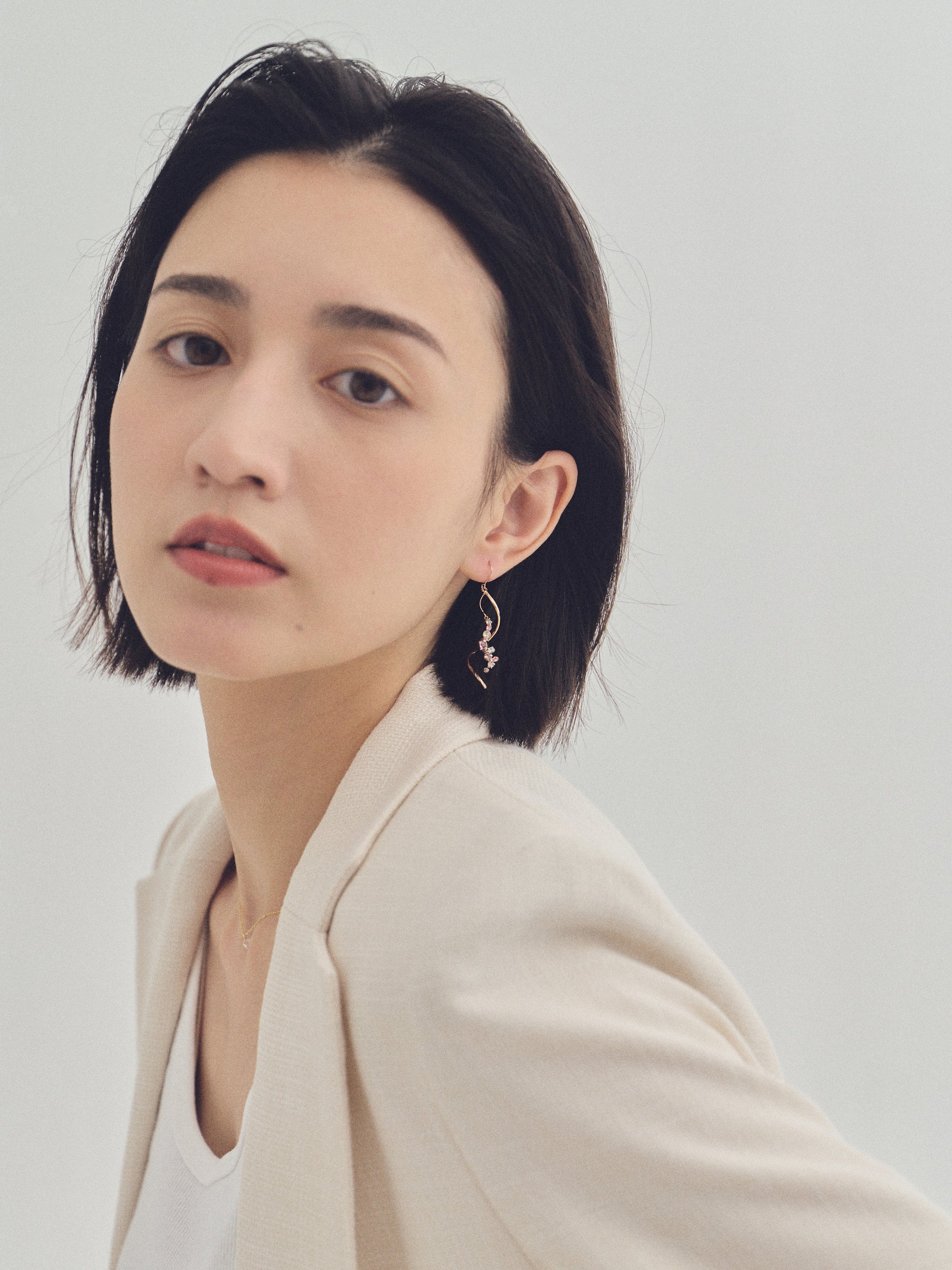 Preciosa Crystals アシンメトリーフックピアス