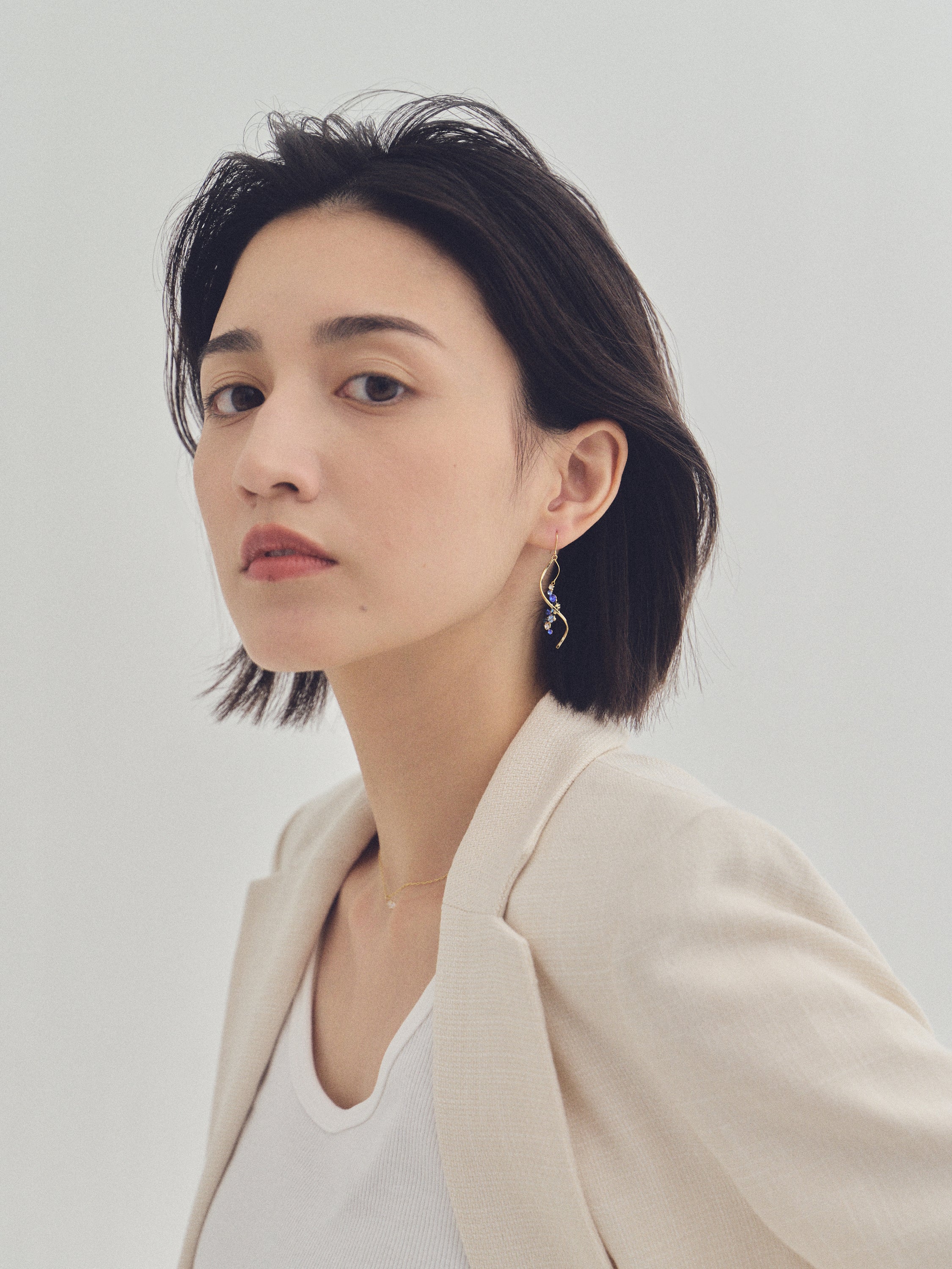 Preciosa Crystals アシンメトリーフックピアス